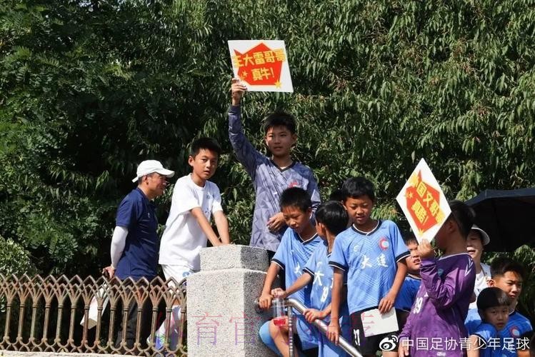 “中国之队进校园公益活动”：国脚“回家”，大连东北路小学沸腾了